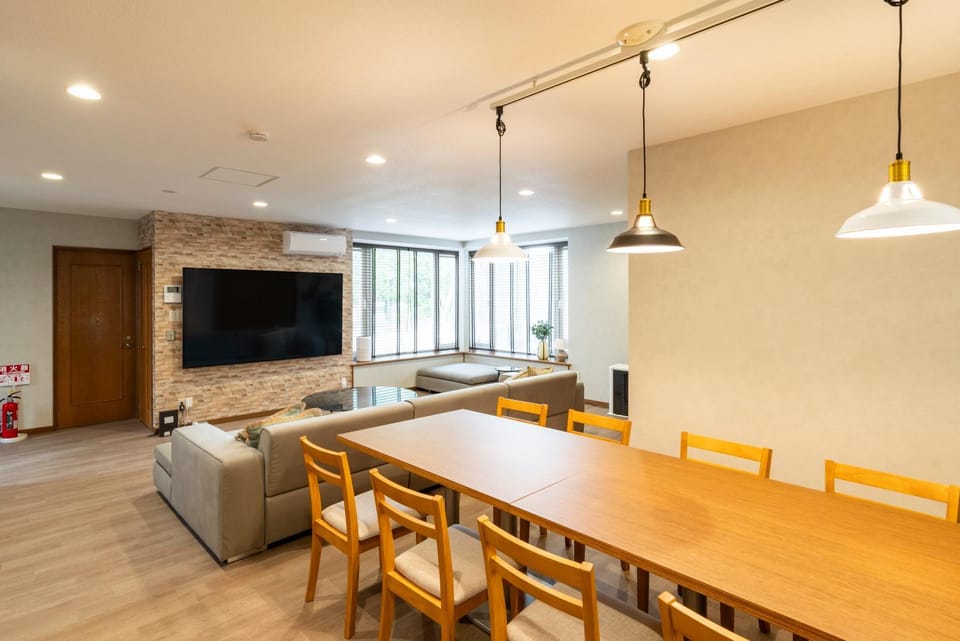 TV and multimedia, Living room, Seating area, Dining area