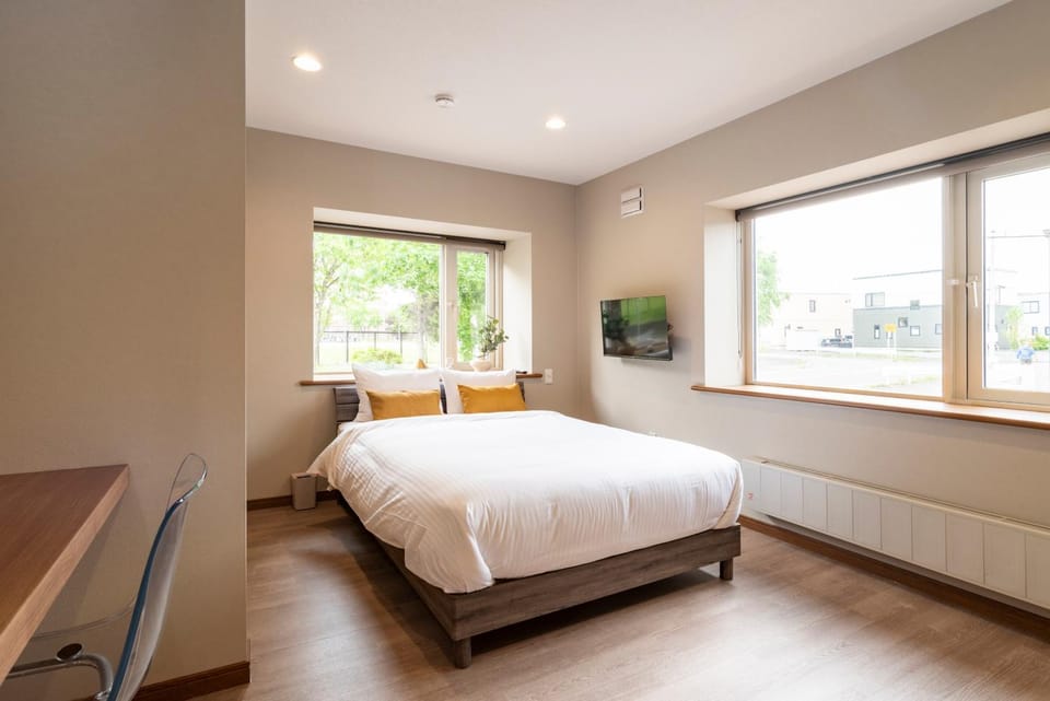 Bed, TV and multimedia, Bedroom