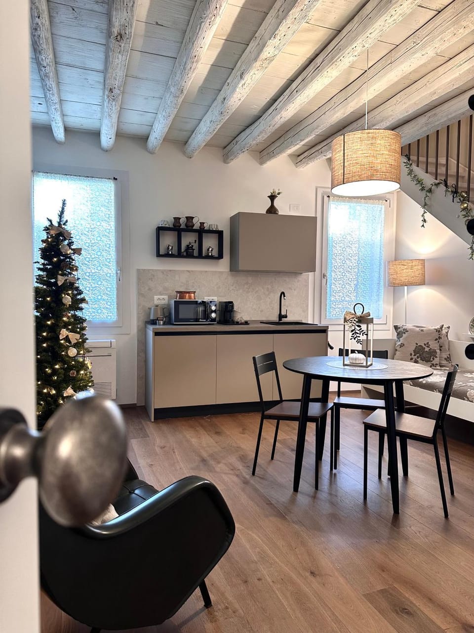 Kitchen or kitchenette, Living room, Seating area, Dining area