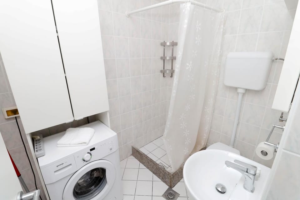 Shower, Toilet, Bathroom, towels, washing machine