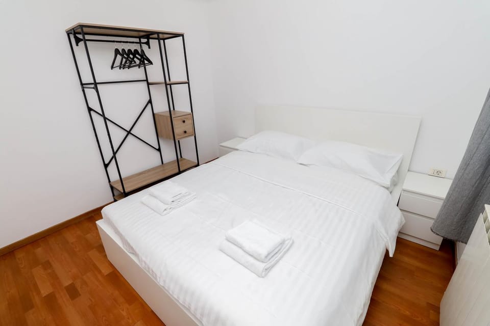 Bed, Bedroom, towels