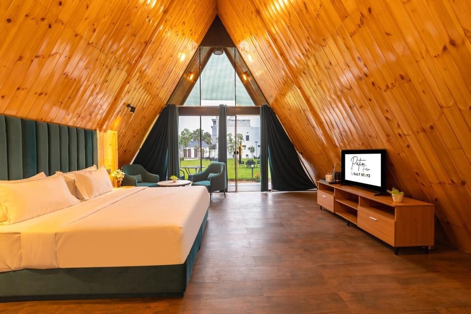 Communal lounge/ TV room, Bed, TV and multimedia, Coffee/tea facilities, Photo of the whole room, Seating area, Bedroom