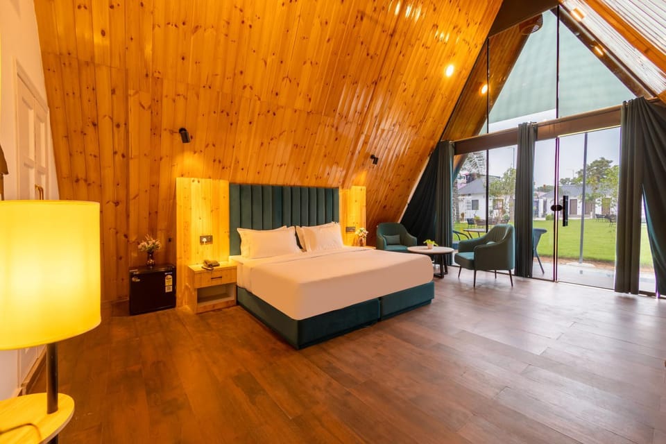 Bed, Photo of the whole room, Seating area, Bedroom, Garden view, minibar