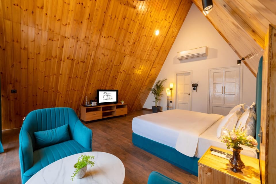 Bed, TV and multimedia, Coffee/tea facilities, Photo of the whole room, Seating area, Bedroom, air conditioner