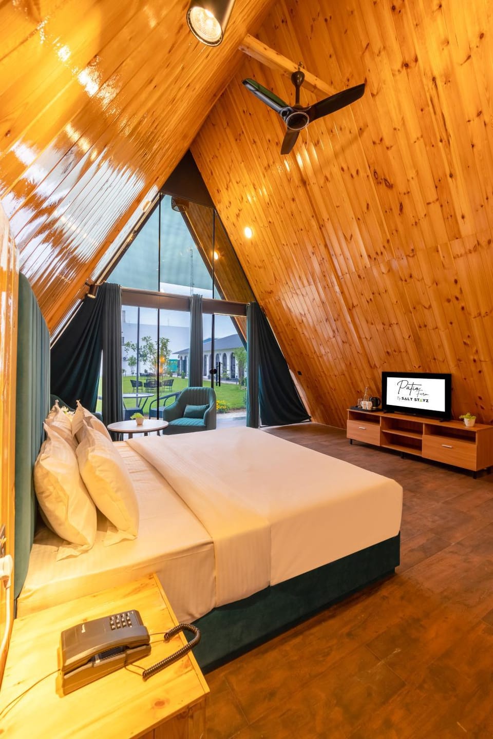 Bed, TV and multimedia, Coffee/tea facilities, Photo of the whole room, Seating area, Bedroom
