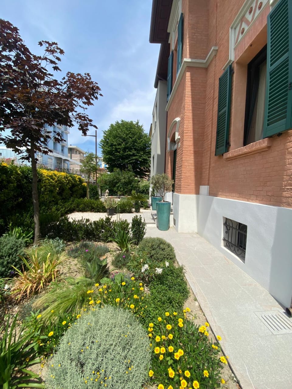 Property building, Spring, Day, Garden, Garden view