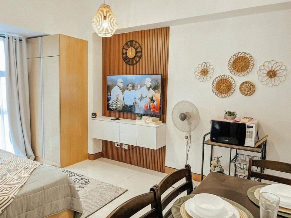 Studio Unit McKinleyHill near Venice Grand Canal Apartment in Makati