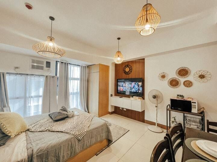 Studio Unit McKinleyHill near Venice Grand Canal Apartment in Makati