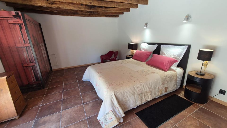 Bed, Photo of the whole room, Bedroom, wardrobe