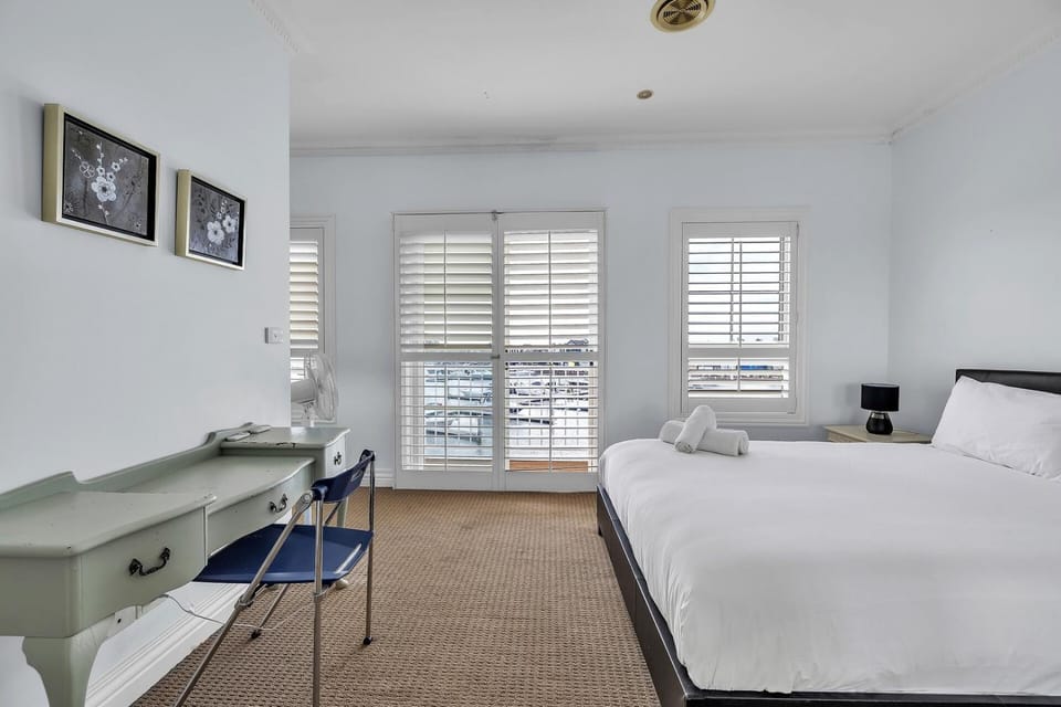 Waterfront Haven with Deck, Marina Views & Parking House in Melbourne