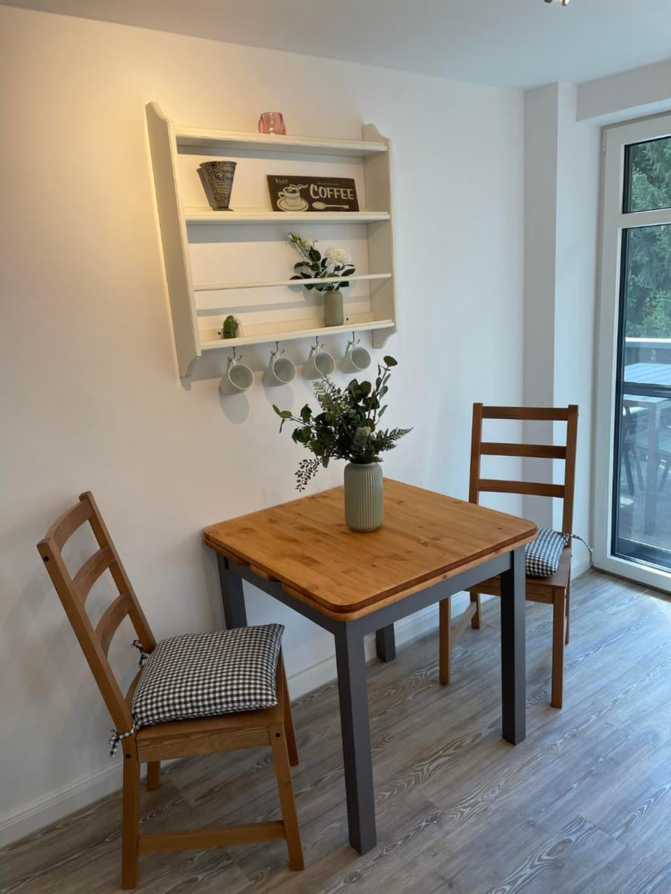 Seating area, kitchen