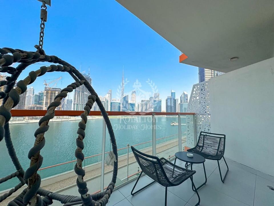 Royalton - Cozy Studio with Burj Khalifa & Canal Views Apartment in Dubai