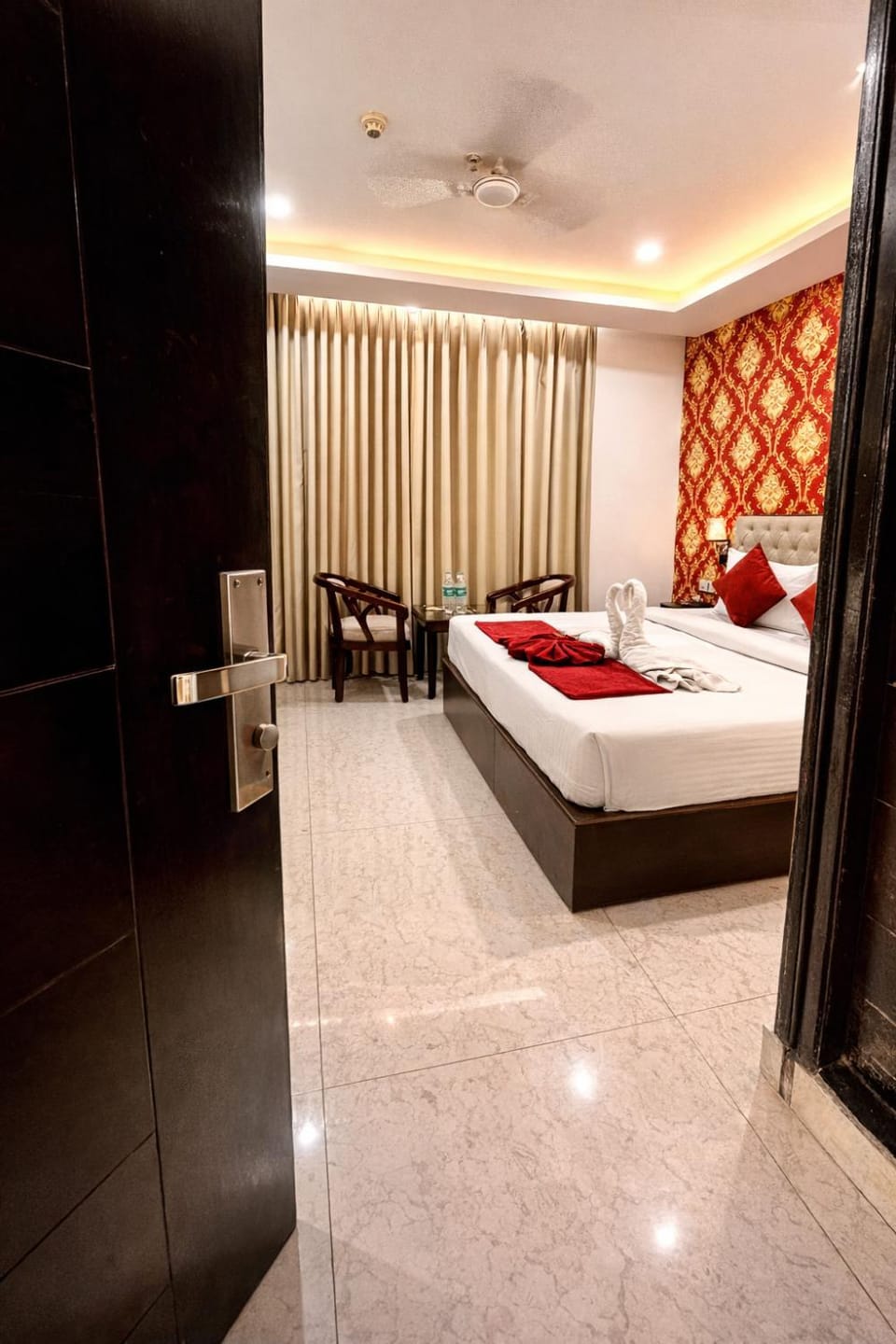 Bed, Photo of the whole room, Bedroom, towels