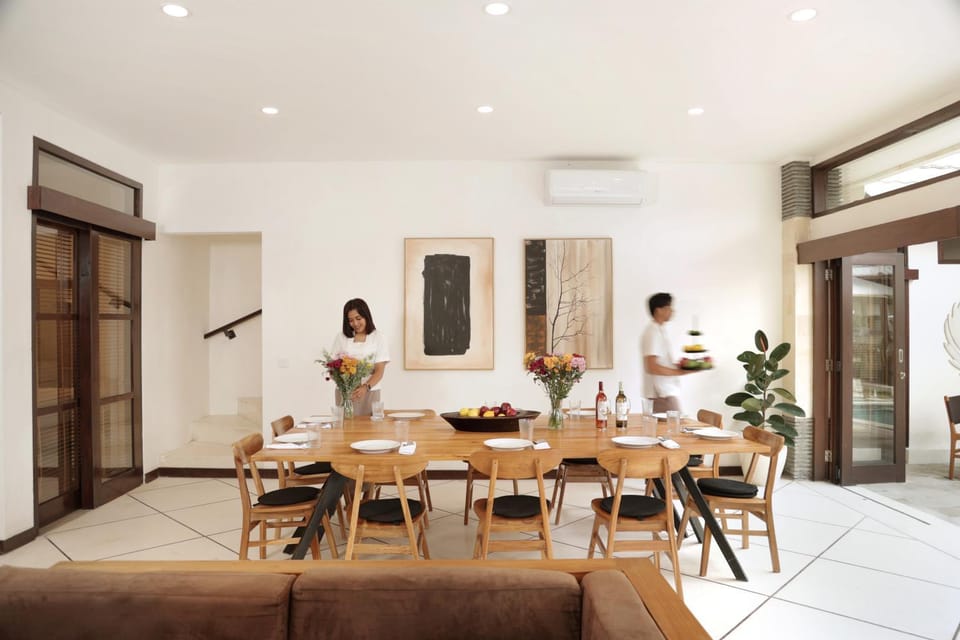 People, Food and drinks, Seating area, Dining area