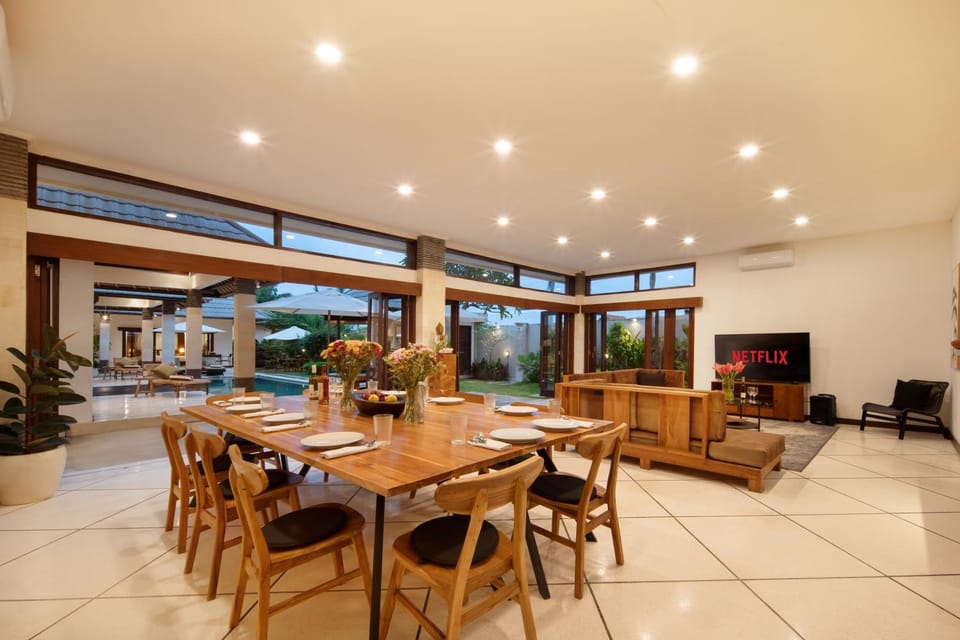 TV and multimedia, Living room, Seating area, Dining area