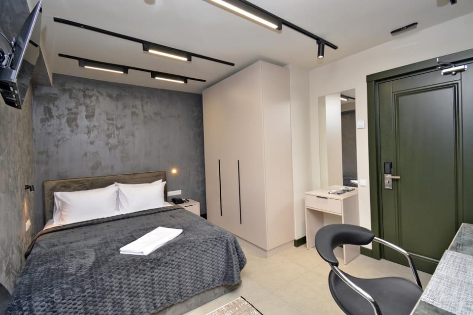 Bed, TV and multimedia, Photo of the whole room, towels, wardrobe