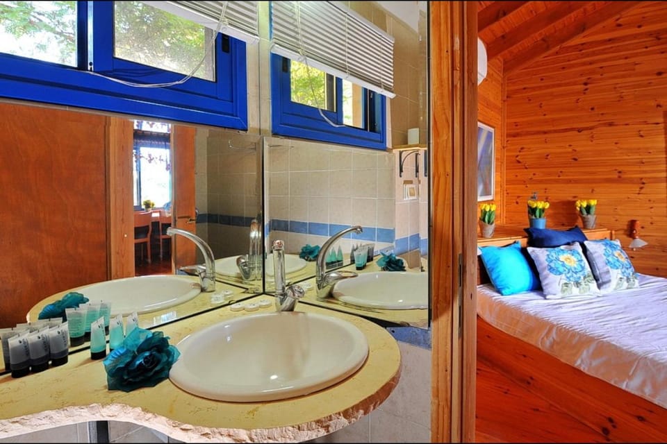 Bed, Bathroom