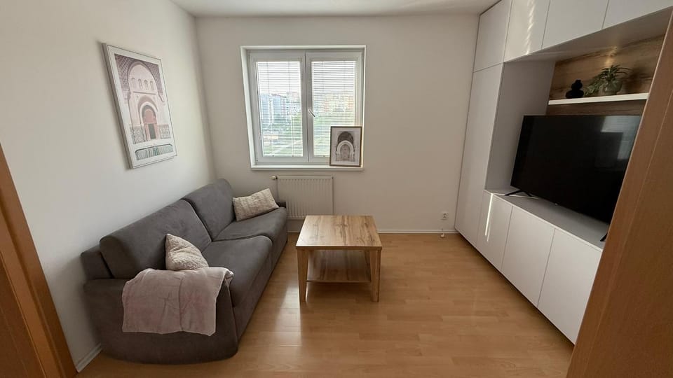 Communal lounge/ TV room, TV and multimedia, Living room, Seating area, Evening entertainment