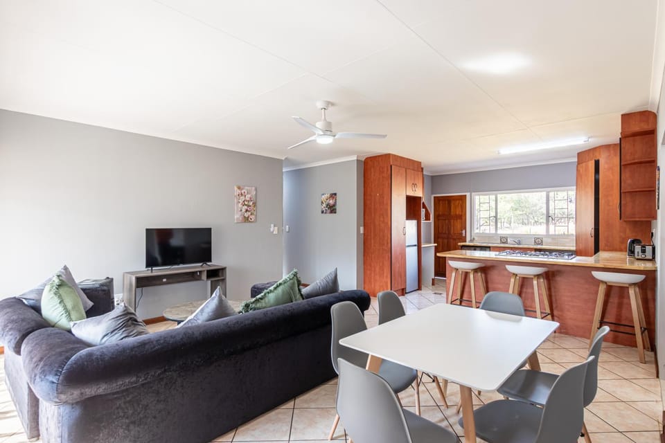 Seating area, Dining area