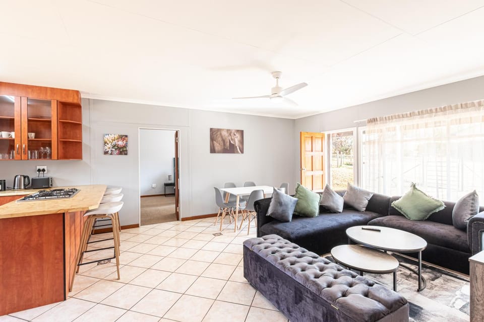 Kitchen or kitchenette, Seating area, Dining area