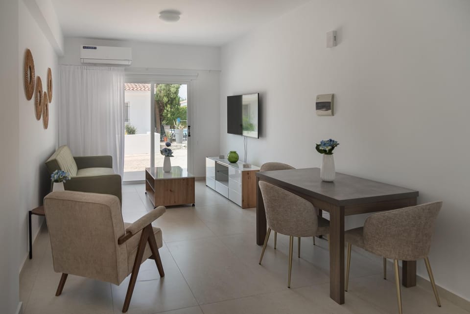 TV and multimedia, Living room, Seating area, Dining area, air conditioner