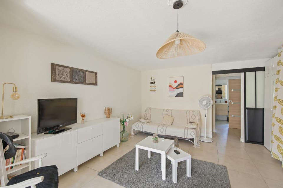 T2 Rez-de-chaussée, piscine, plage à pied Apartment in French Riviera
