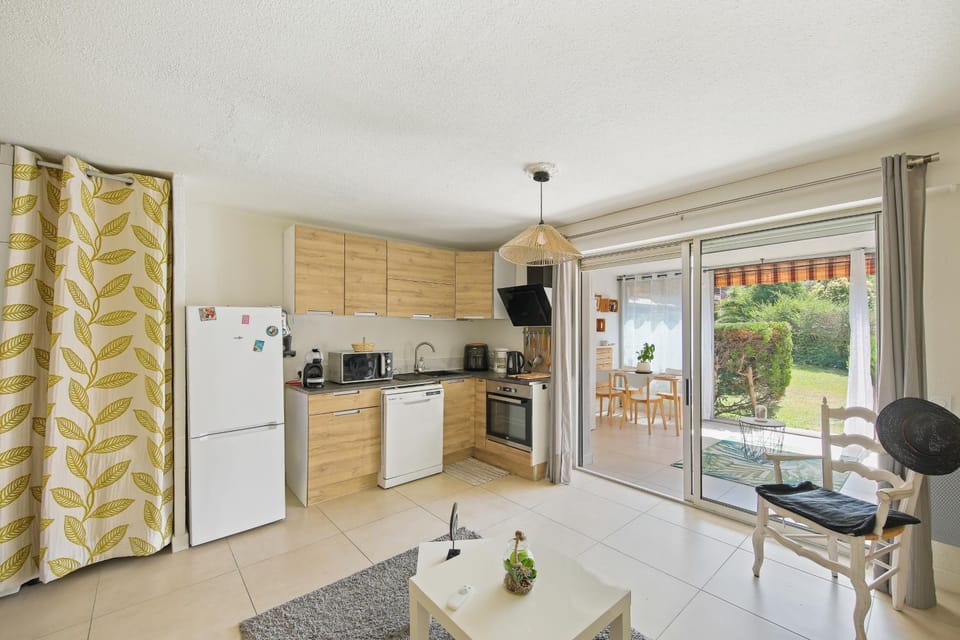 T2 Rez-de-chaussée, piscine, plage à pied Apartment in French Riviera