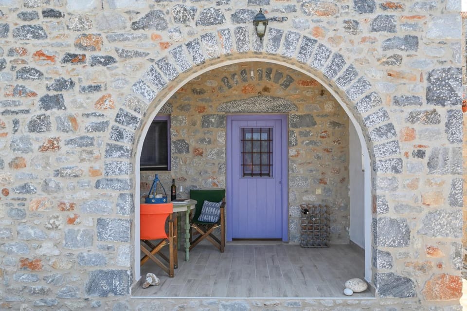Patio, Facade/entrance, Day, Decorative detail, Seating area
