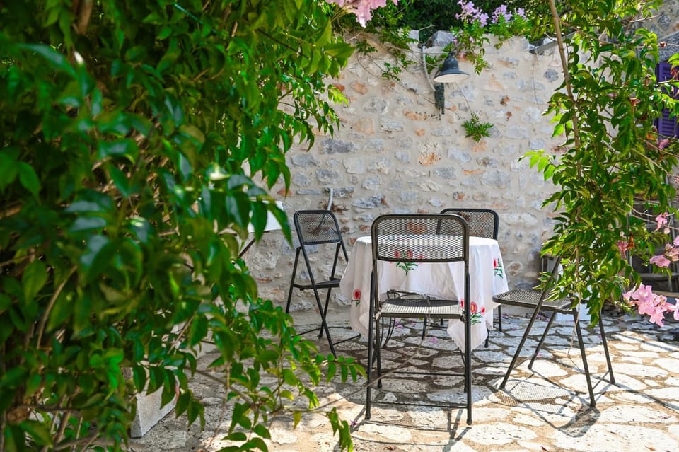 Patio, Day, Garden, Seating area, Dining area, Garden view