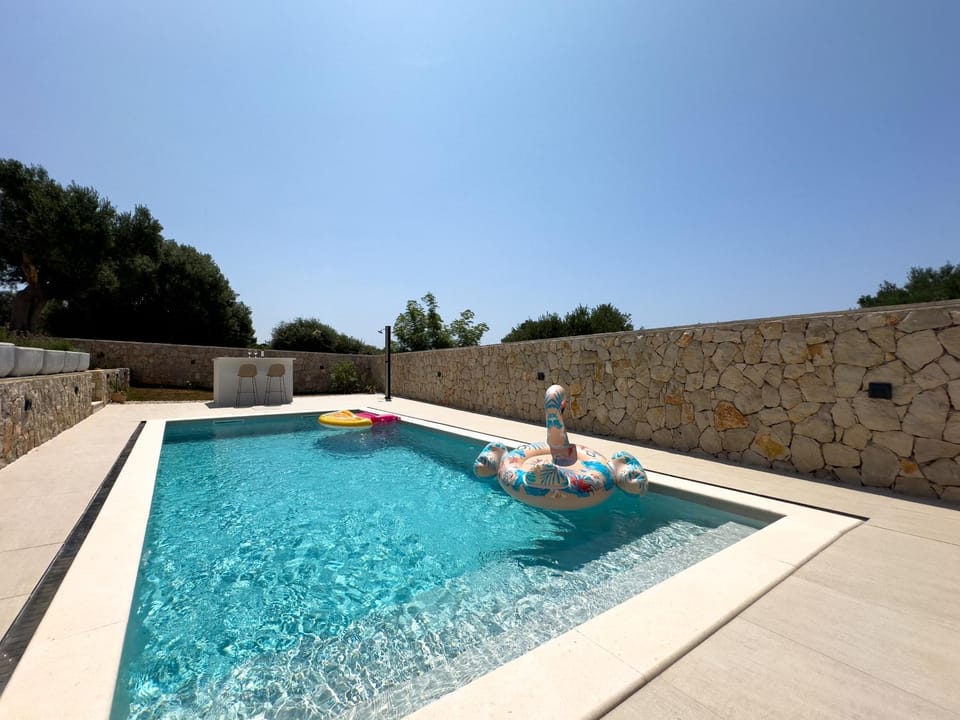 Day, Swimming pool, sunbed