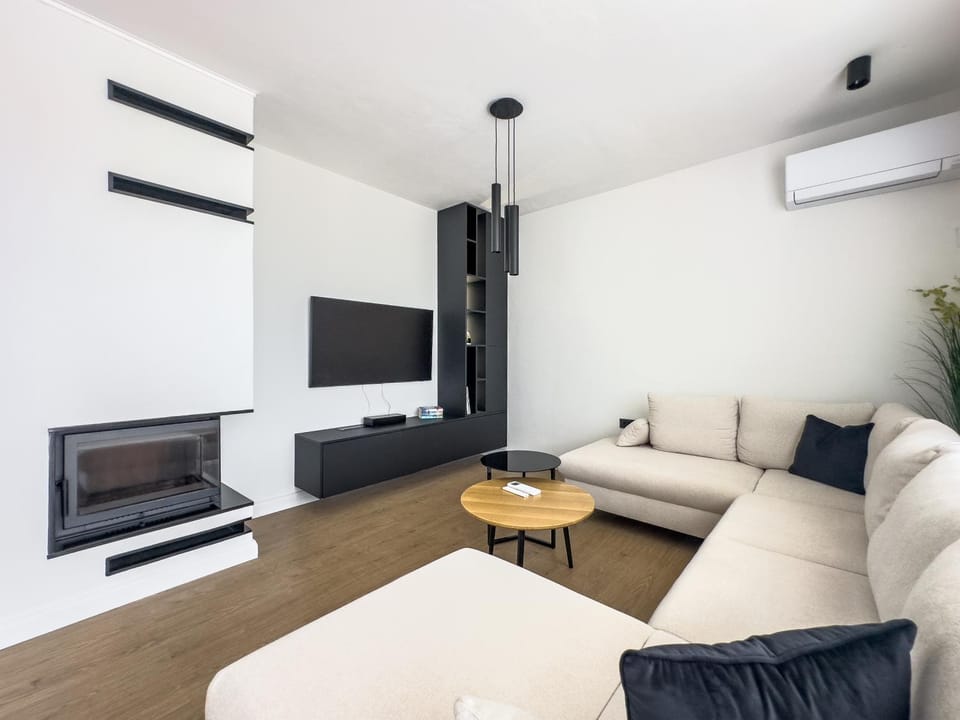Communal lounge/ TV room, Living room, air conditioner