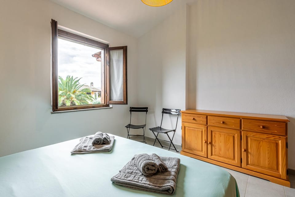 Bed, Bedroom, Garden view, towels