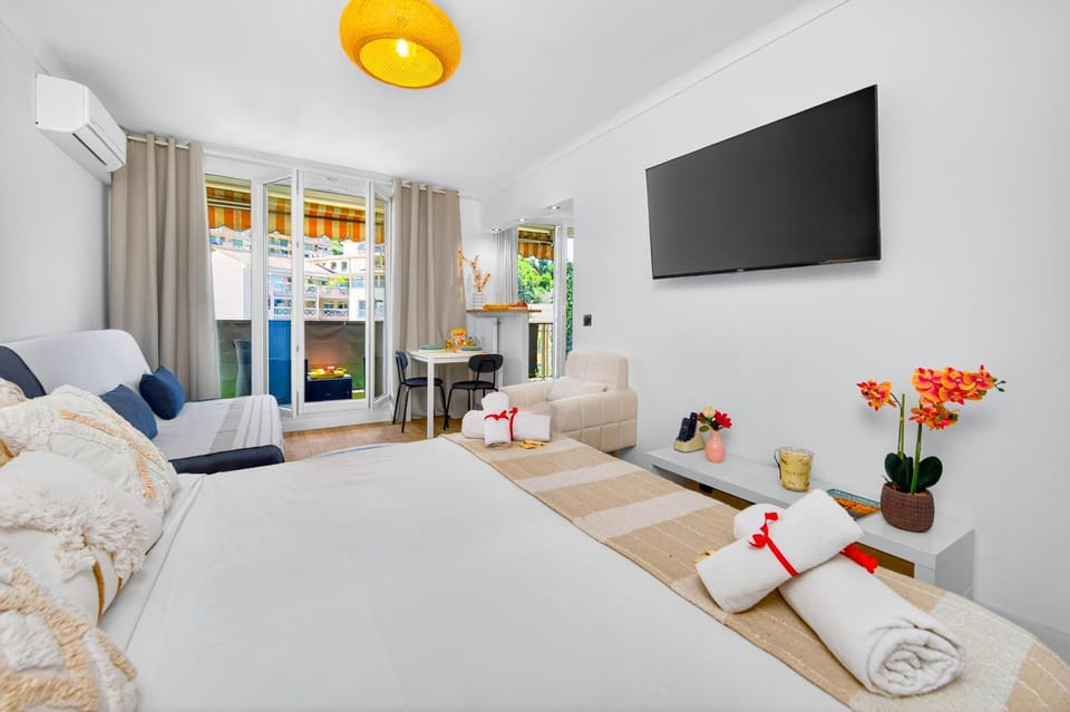 TV and multimedia, Living room, Seating area, Bedroom
