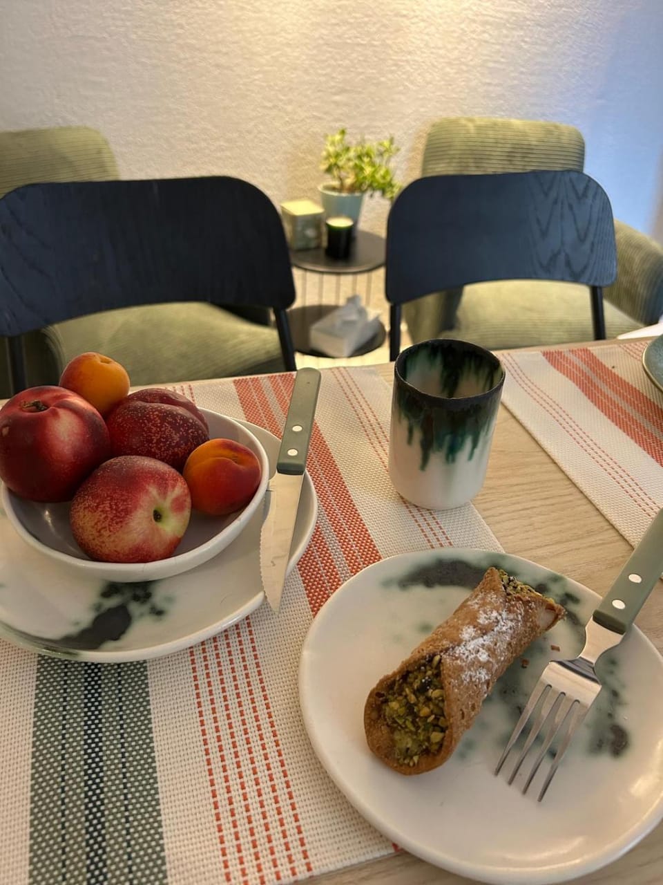 Living room, Food and drinks, Seating area, Food, Breakfast, Continental breakfast, Lunch, Dinner
