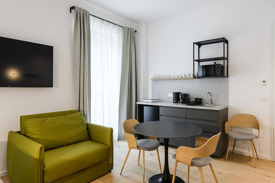 TV and multimedia, Coffee/tea facilities, Kitchen or kitchenette, Seating area, Dining area