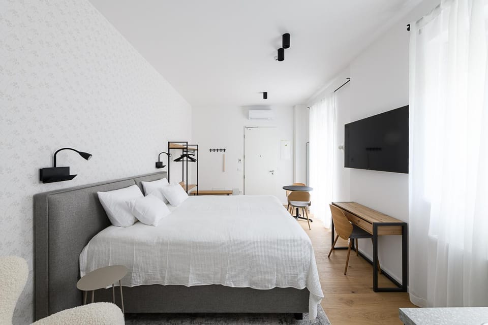 Bed, TV and multimedia, Photo of the whole room, Bedroom