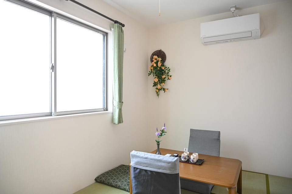 Seating area, Dining area, air conditioner