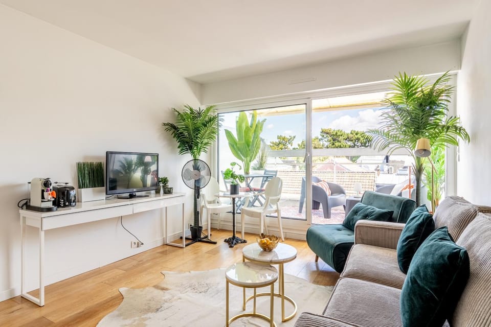 TV and multimedia, Coffee/tea facilities, Living room, Seating area, Dining area