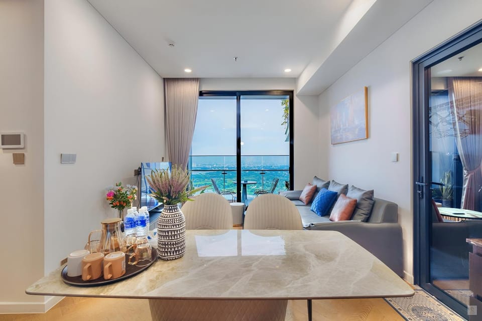 Living room, Food and drinks, Seating area, Dining area