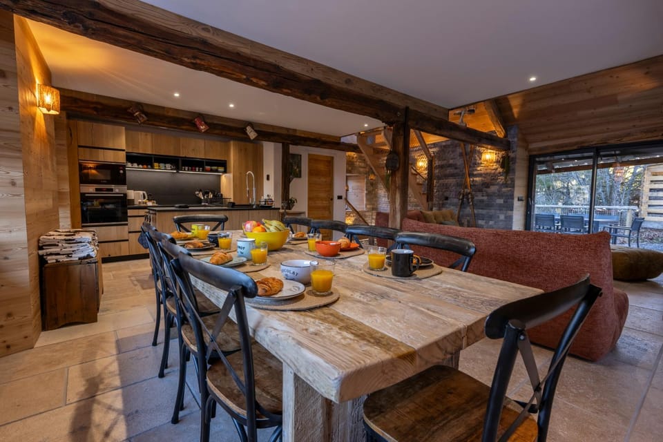 Day, Living room, Seating area, Dining area, heating, microwave, oven