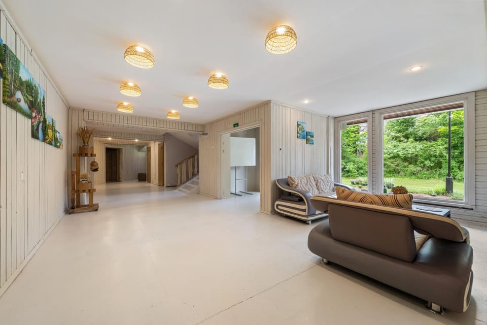 Property building, Communal lounge/ TV room, Lounge or bar, Seating area