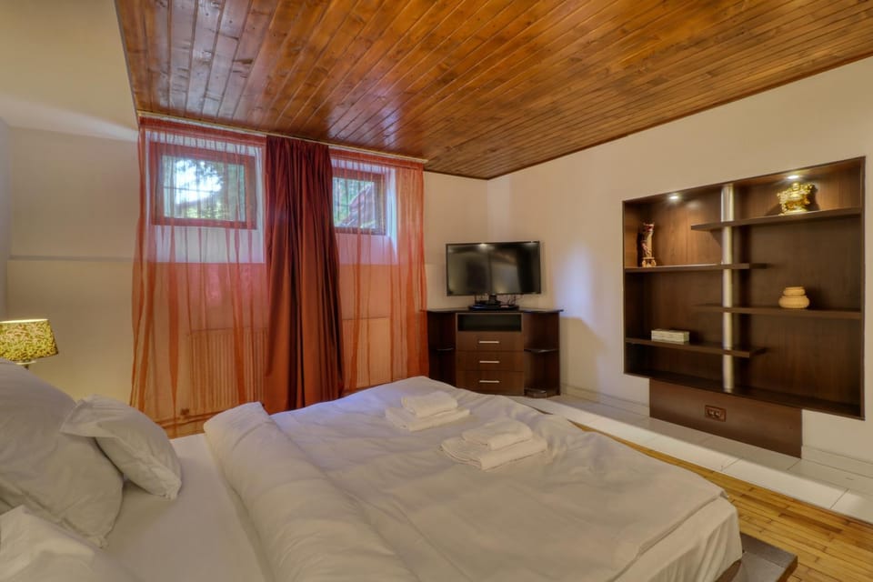 Bed, TV and multimedia, Bedroom