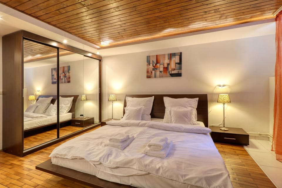Bed, Bedroom, towels, wardrobe