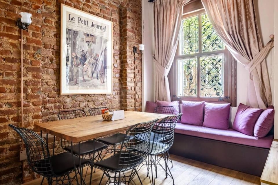 Chic 2BR Retreat House - Heart of Cihangir! #394 House in Istanbul