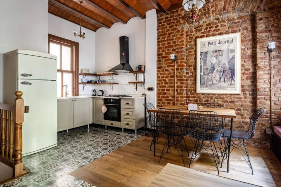 Chic 2BR Retreat House - Heart of Cihangir! #394 House in Istanbul