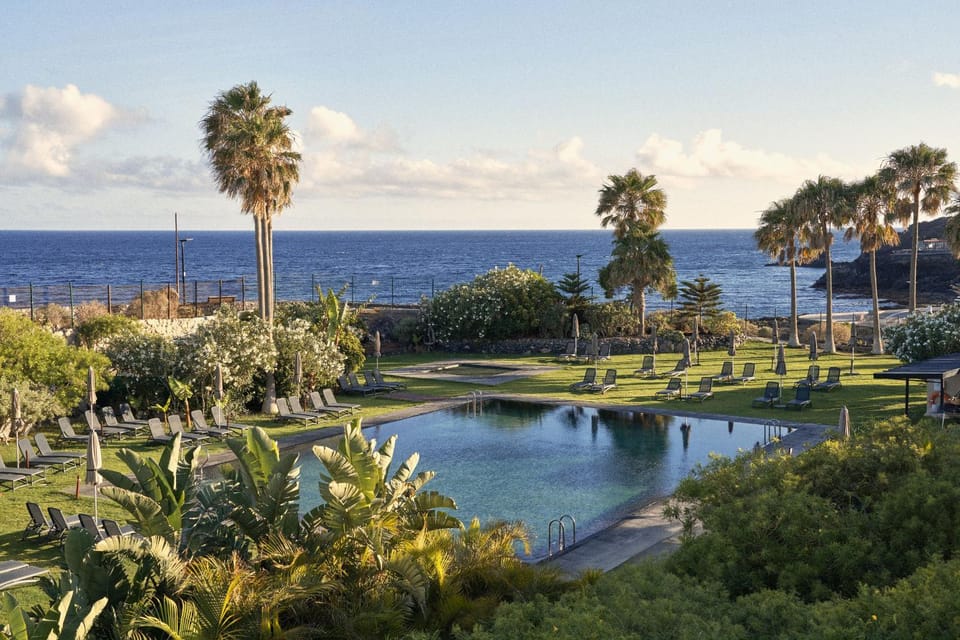 Bright oceanfront bungalow, views, garden, coastal House in Abona