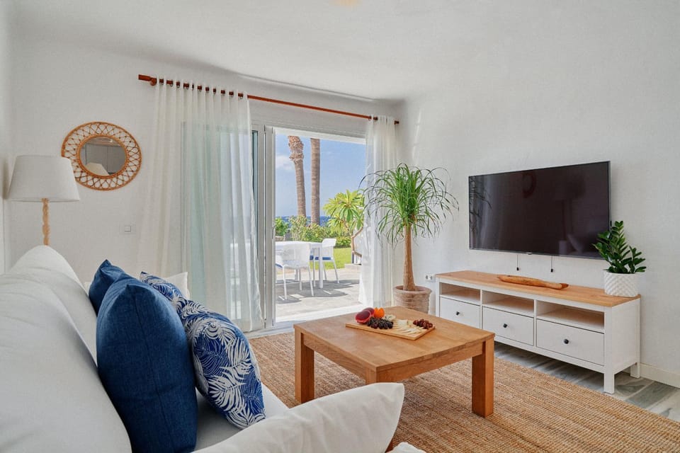 Bright oceanfront bungalow, views, garden, coastal House in Abona