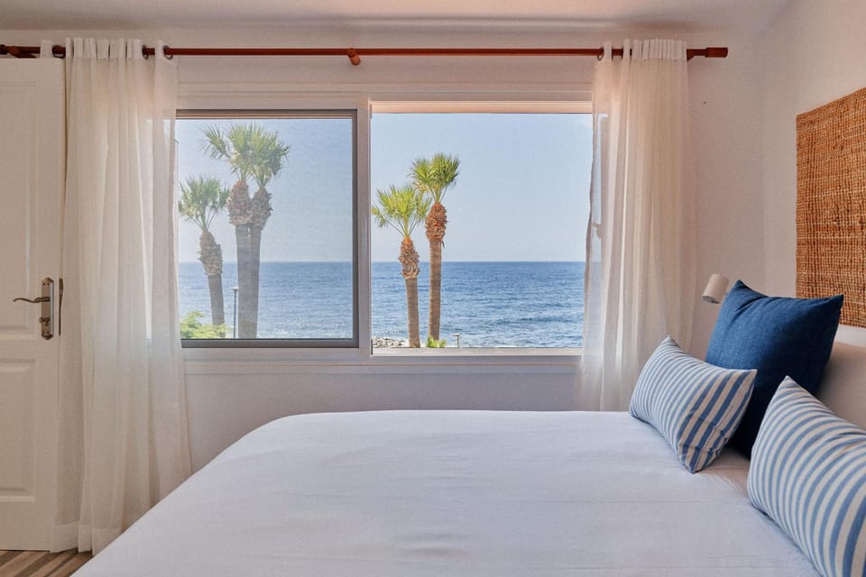 Bright oceanfront bungalow, views, garden, coastal House in Abona