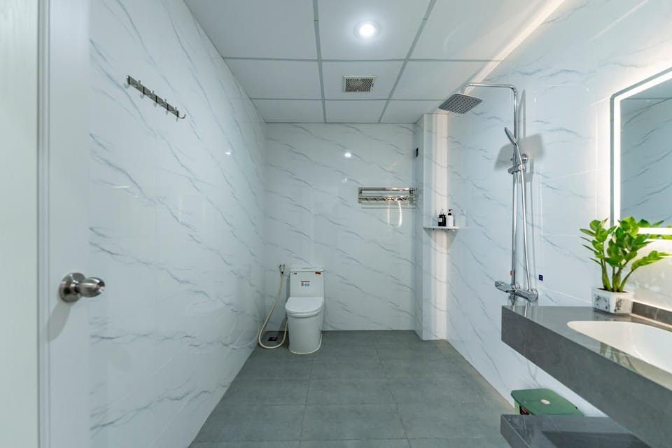 Shower, Toilet, Bathroom