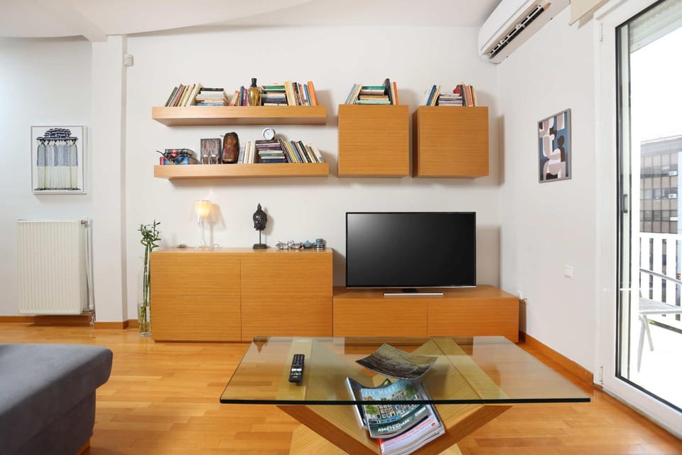 Communal lounge/ TV room, TV and multimedia, Living room, Seating area, Evening entertainment